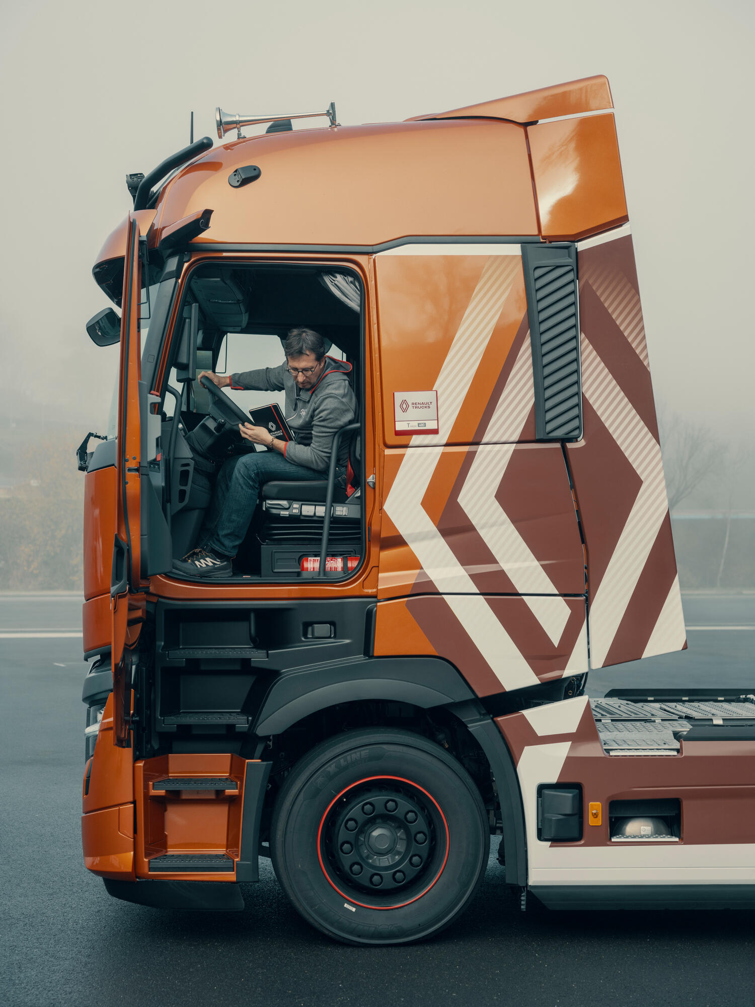 Model year 2025 : Renault Trucks T High Smart Racer : lifestyle