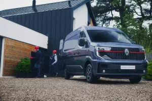 Renault Trucks Master Red EDITION Exclusive: furgoneta en el patio de una vivienda unifamiliar con operarios instalando paneles fotovoltaicos.