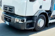 Low steps on a Renault Trucks D wide