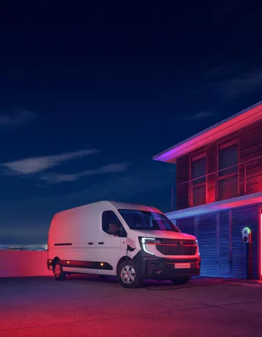 Renault Trucks Master 4 Red EDITION night charging