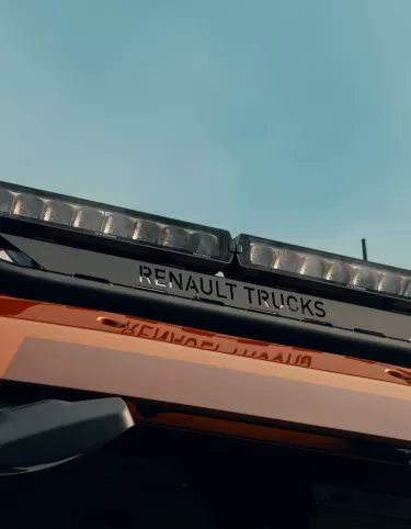 Model year 2025: Renault Trucks T High Smart Racer: lifestyle (LED roof light bar)